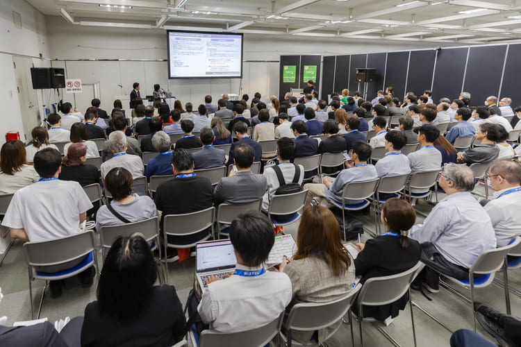 コールセンター/CRM デモ&コンファレンス2026のセミナー会場、聴講する来場者
