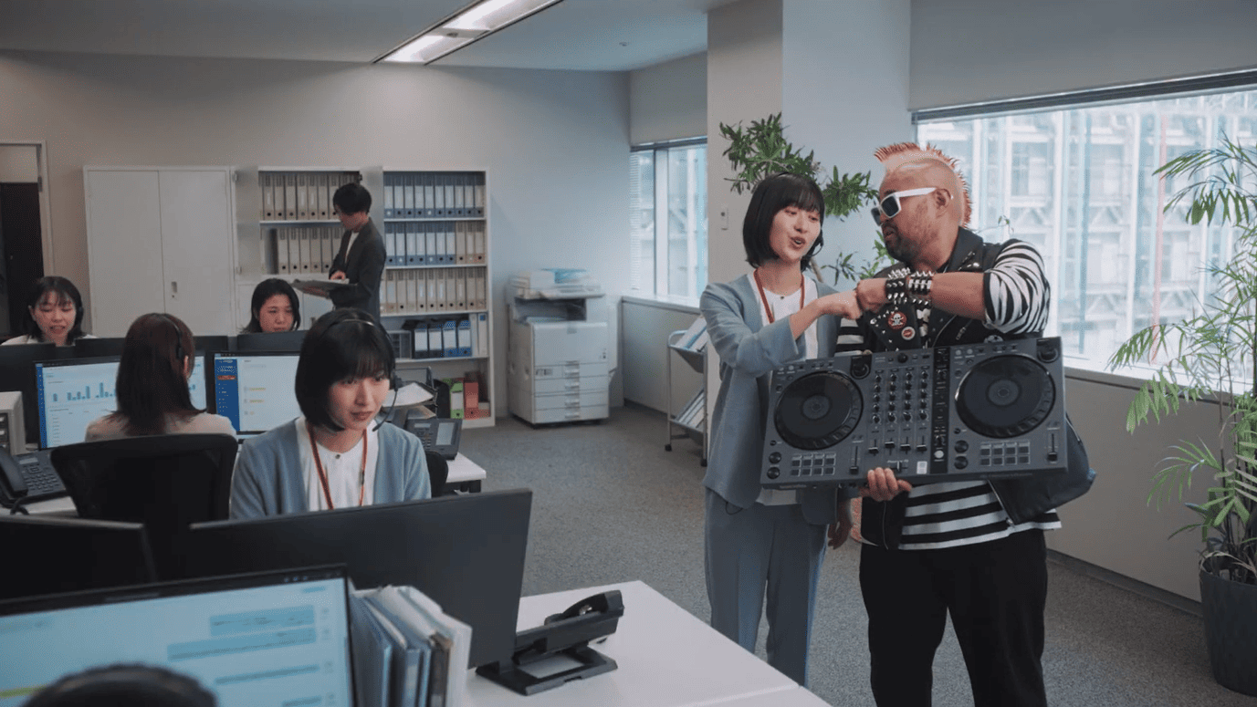 会話するオペレータと電話先のDJ画像